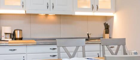 Kühlschrank, Ofen, Geschirrspüler, Kochgeschirr/Geschirr/Besteck