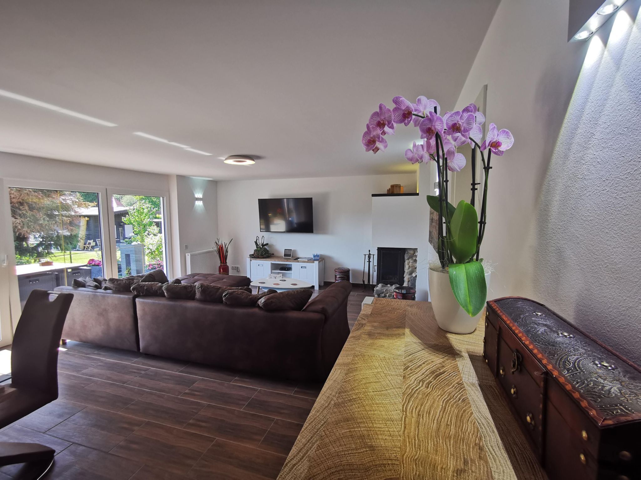 Una televisión, una chimenea