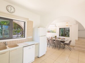 Kühlschrank, Mikrowelle, Ofen, Geschirrspüler