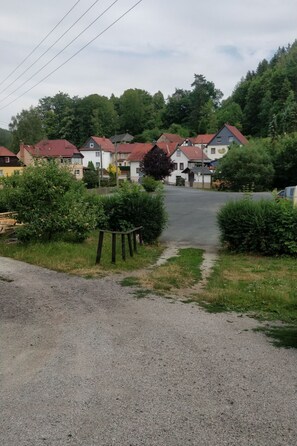 Ein Wohngebiet mit Häusern, einem Kiesweg und Grünflächen.
