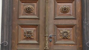 A large wooden double door with intricate carvings and a central column. - Komfortable Ferienwohnung in Paulinzella mit Großem Garten by Interhome (Königsee)