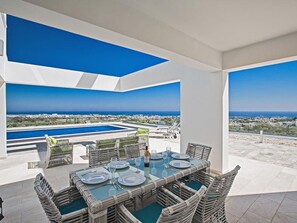 Outdoor dining - Moderne 3-Schlafzimmer-Villa mit atemberaubendem Meerblick by Interhome (Protaras)