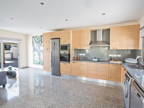 Fridge, microwave, oven, dishwasher - Schöne Ferienvilla mit privatem Pool by Interhome (Protaras)