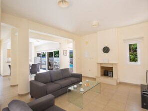 TV, fireplace, DVD player - Helle Ferienvilla mit Pool by Interhome (Protaras)