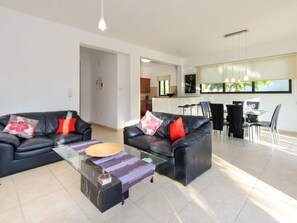 TV, DVD player - Protaras Ferienvilla AV6 by Interhome (Protaras)