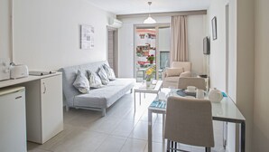 Eine moderne, gut beleuchtete Wohnung mit Küchenzeile, Essbereich und Wohnraum.