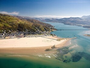 An aerial view of a coastal town with a sandy beach, a bridge, and a bay. - Ferien Scheune mit Blick auf das Meer und den Strand by Interhome (Barmouth)