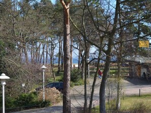 A park with trees, a lamp post, and a car. - Rügenzauber in Ostseebad Baabe by Interhome (Baabe)