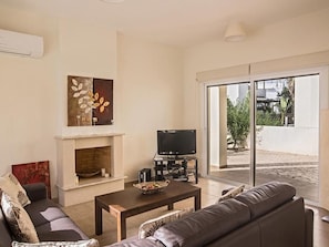 Fernseher, Kamin, DVD-Player