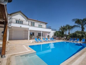 Pool - Familienvilla in Paralimni mit spektakulärer Aussicht by Interhome (Paralimni)