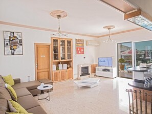 TV, fireplace, DVD player - Familienvilla in Paralimni mit spektakulärer Aussicht by Interhome (Paralimni)