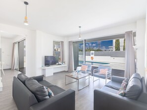 TV, DVD player - Greco Villa CCV4. 5-Schlafzimmer-Villa mit privatem Pool in Protaras Zentrum by Interhome (Protaras)