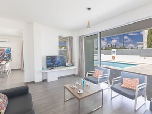 TV, DVD player - Greco Villa CCV4. 5-Schlafzimmer-Villa mit privatem Pool in Protaras Zentrum by Interhome (Protaras)