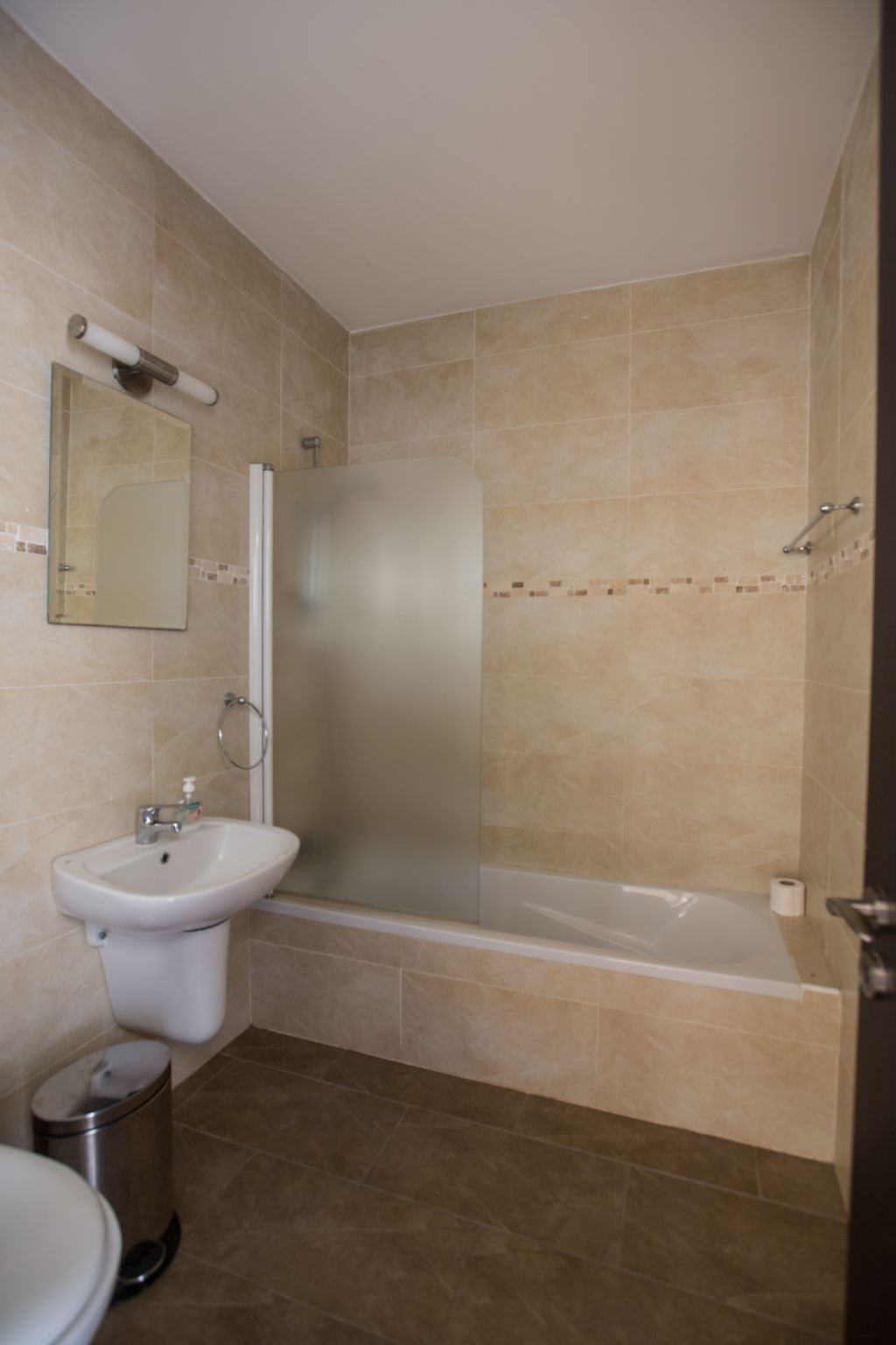 Un bagno con lavandino, WC e zona doccia.