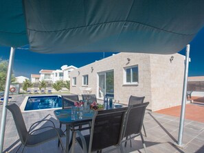 Outdoor dining - 3 Schlafzimmer Villa mit Pool in Protaras Zentrum by Interhome (Protaras)