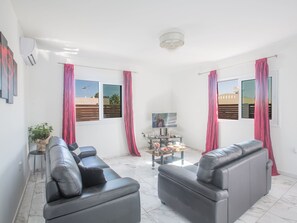 TV, DVD player - 3 Schlafzimmer Villa mit Pool in Protaras Zentrum by Interhome (Protaras)