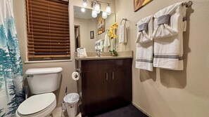 Hair dryer, towels, soap, toilet paper - Lovely 2 bedroom, 1.3 Miles from the Strip! (Gatlinburg)