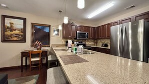 Microwave, oven, stovetop, dishwasher - Lovely 2 bedroom, 1.3 Miles from the Strip! (Gatlinburg)