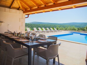 Outdoor dining - in Pučišća mit Privatem Pool by Interhome (Brač/Pučišća)