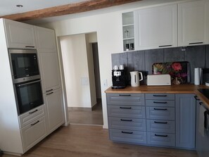 Kylskåp, mikrovågsugn, ugn och diskmaskin