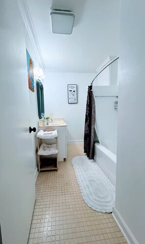 Een douche, een haardroger, handdoeken, zeep