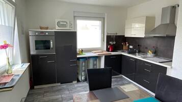 KĂŒhlschrank, Mikrowelle, Ofen, GeschirrspĂŒler