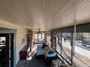 Interior - 3-bedroom house, screen porch, deck with fire pit, panoramic window kitchen (Kansas City)