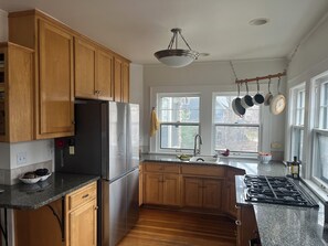 Fridge, microwave, oven, stovetop - 3-bedroom house, screen porch, deck with fire pit, panoramic window kitchen (Kansas City)