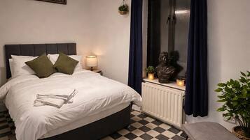 3 slaapkamers, een strijkplank/strijkijzer, gratis wifi, beddengoed