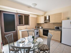 Fridge, microwave, oven, cookware/dishes/utensils - Gemütliche Wohnung in der Nähe des Nissi Beach by Interhome (Ayia Napa)