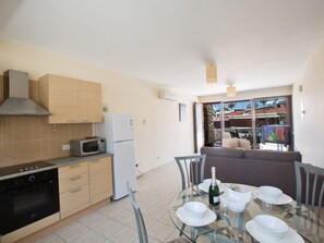 Fridge, microwave, oven, cookware/dishes/utensils - Gemütliche Wohnung in der Nähe des Nissi Beach by Interhome (Ayia Napa)