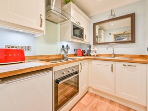 Fridge, microwave, oven, dishwasher - Wohnung in viktorianischer Villa mit Gartenblick by Interhome (Torquay)