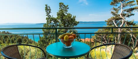 تناول الطعام بالخارج