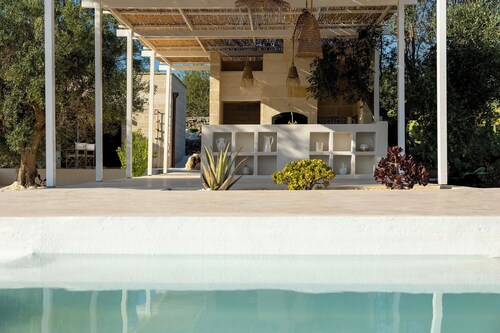 Design-led masseria with infinity pool: vineyards, olives, beaches & Puglia