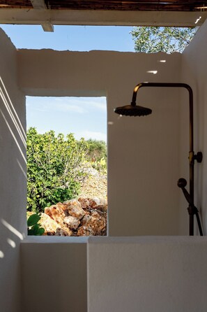 Shower, hair dryer, towels, soap - Design-led masseria with infinity pool: vineyards, olives, beaches & Puglia (Manduria)
