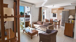 Eine moderne Wohnung mit Wohnzimmer, Essbereich, Küche und Balkon.