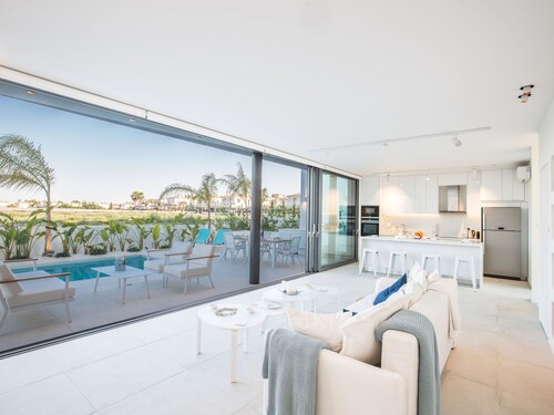 Neue, moderne 3-Schlafzimmer-Villa mit privatem Pool by Interhome