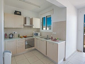 Fridge, microwave, cookware/dishes/utensils - 2-Schlafzimmer-Wohnung in Pernera by Interhome (Agios Georgios Pegeias)