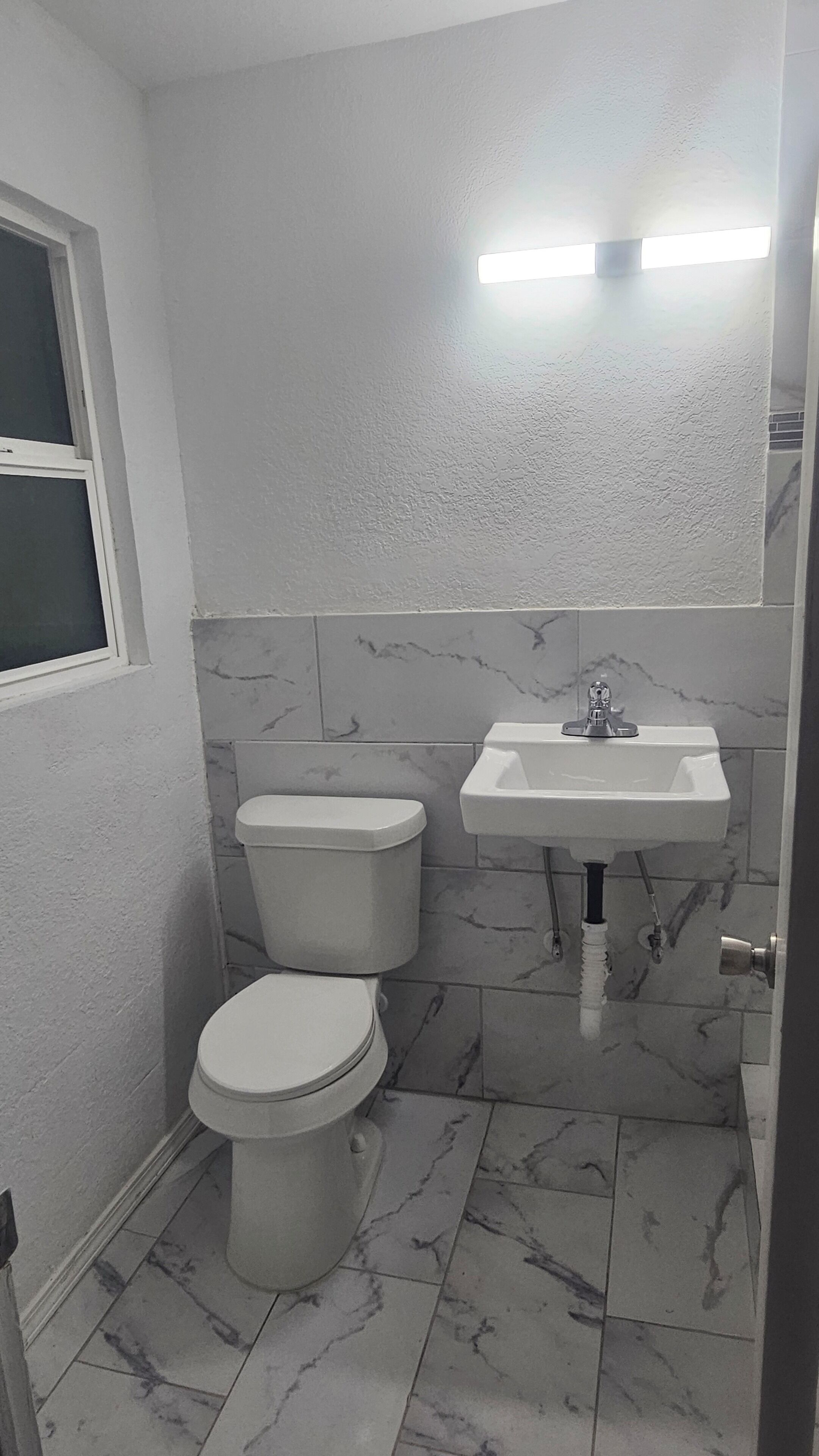 Habitación individual, para no fumadores | Baño | Regadera, toallas, jabón, papel de baño 