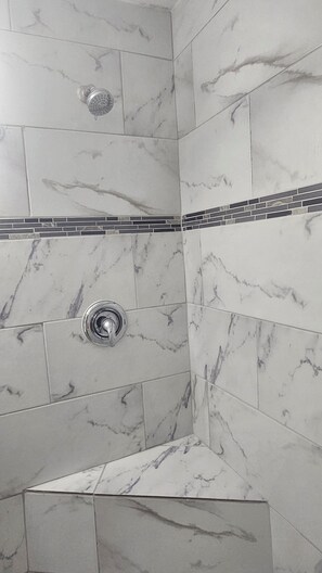 Chambre Simple, non-fumeurs | Salle de bain | Douche, serviettes fournies, savon, papier toilette