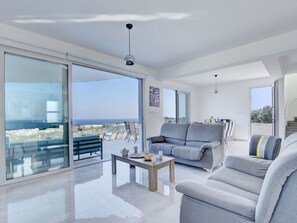 TV - Private Villa mit 4 Schlafzimmern, Pool und Meerblick by Interhome (Protaras)