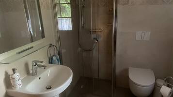 Dusche, Haartrockner, Seife, Toilettenpapier