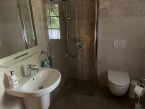 Suihku, hiustenkuivaaja, saippua, vessapaperi