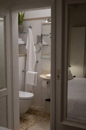 Shower, hair dryer, towels, soap - Danish Premium Suite | Real Wood & Boho | No.1 (Lüneburg)