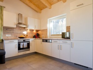 Refrigerador, microondas, horno y utensilios de cocina 