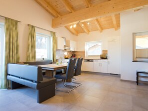 Kühlschrank, Mikrowelle, Ofen, Kochgeschirr/Geschirr/Besteck