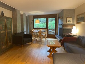 TV, fireplace - Wohnung Pra d'Sura 221 by Interhome (Maloja)