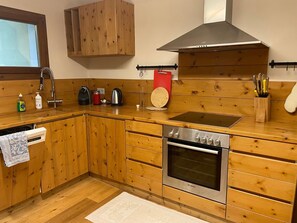 Fridge, oven, dishwasher, cookware/dishes/utensils - Wohnung Pra d'Sura 221 by Interhome (Maloja)