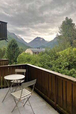 Outdoor dining - Wohnung Pra d'Sura 221 by Interhome (Maloja)