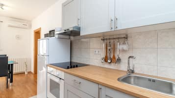Fridge, microwave, oven, cookware/dishes/utensils